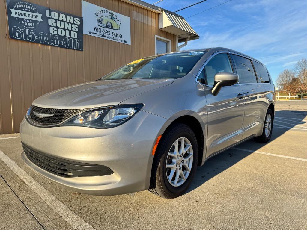 2017 Chrysler Pacifica Touring's photo